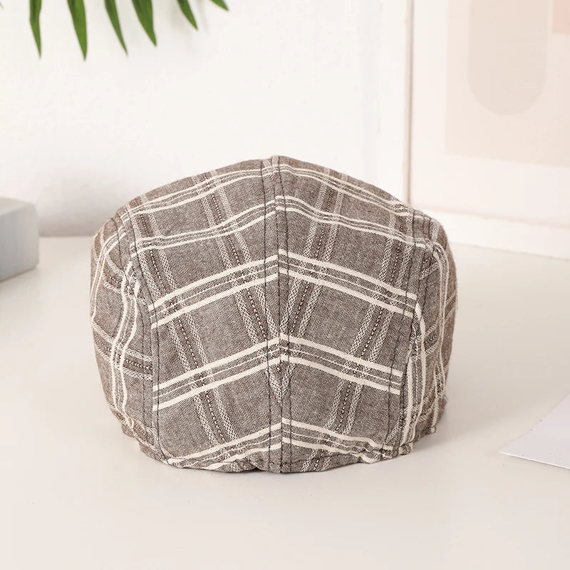 casquette plate brune à carreaux