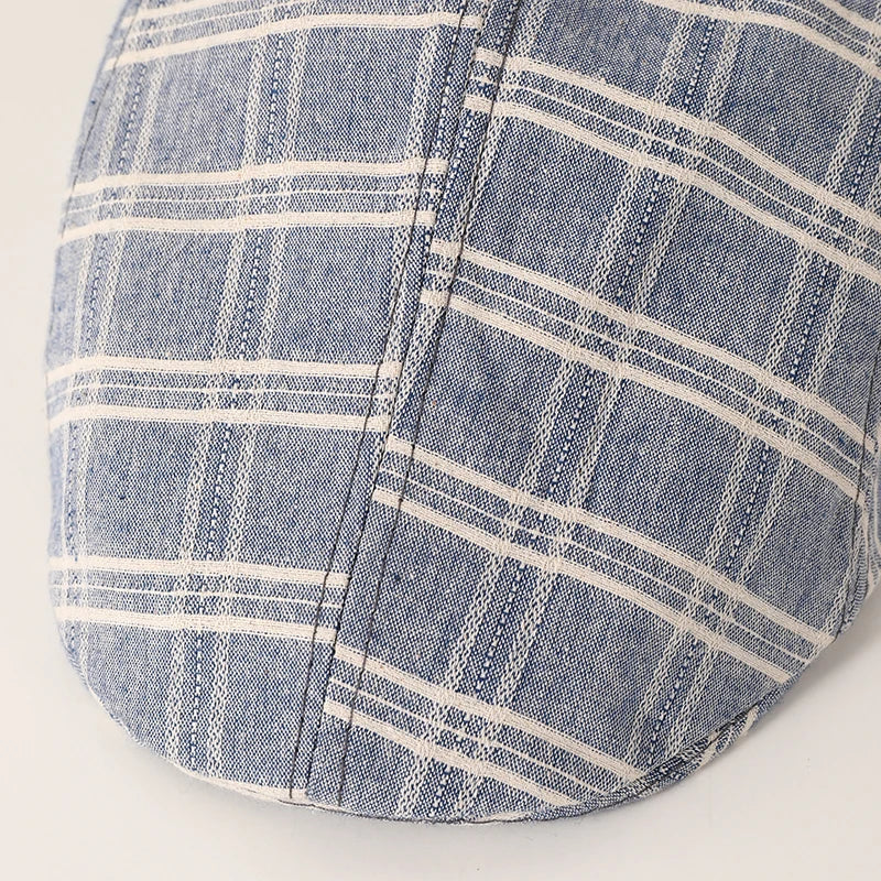 casquette plate bleue à carreaux