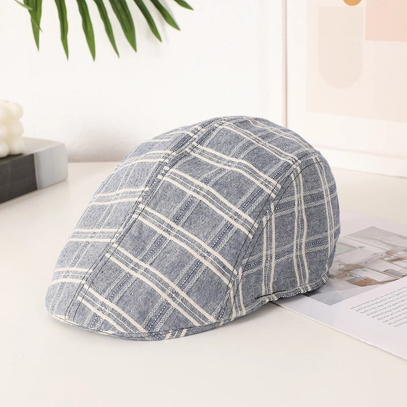 casquette plate bleue à carreaux