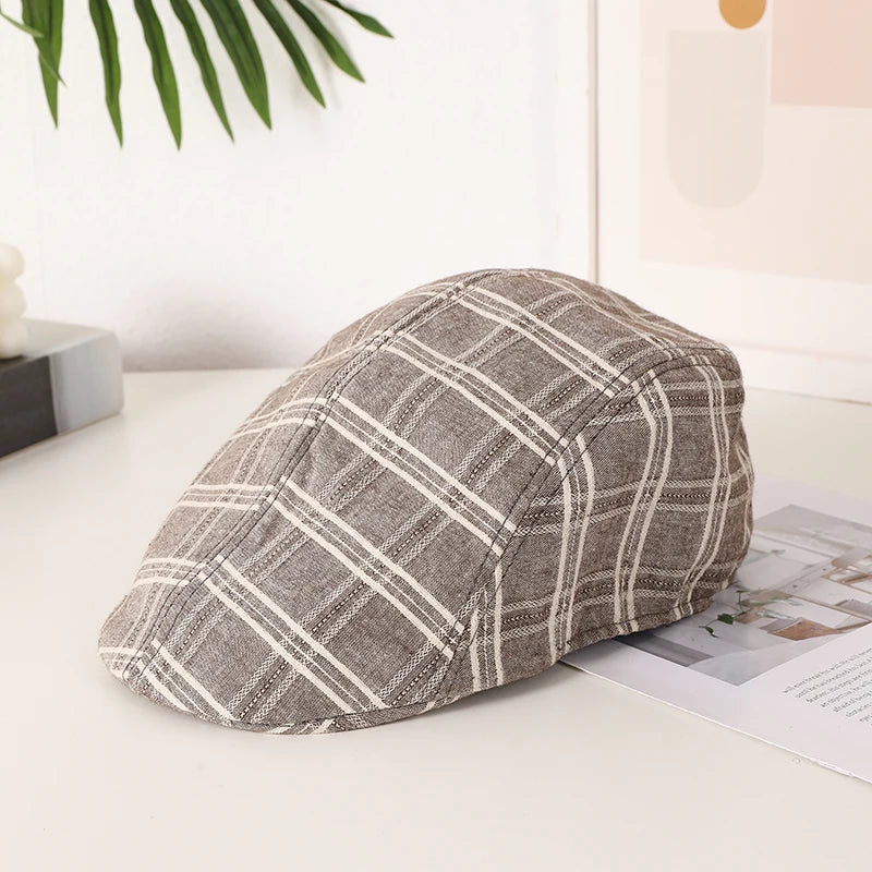 casquette plate brune à carreaux