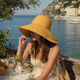 Chapeaux de soleil et plage