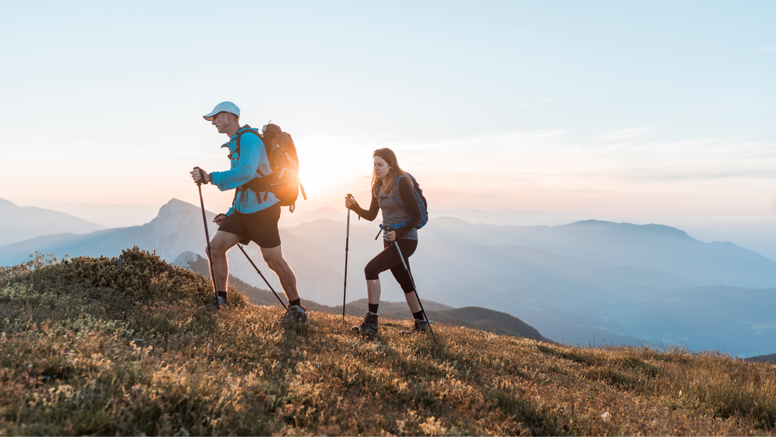 personnes marchant en extérieur en montagne avec exposition au vent et au soleil