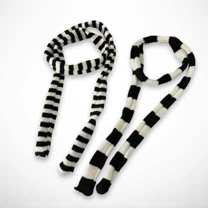 Tove-Schal mit schmalen Streifen – Weicher, grafischer zweifarbiger Strick