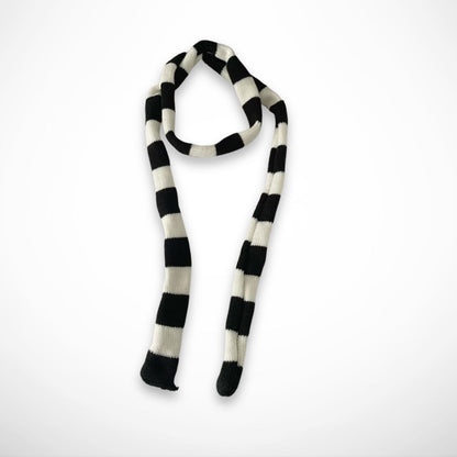 Tove-Schal mit schmalen Streifen – Weicher, grafischer zweifarbiger Strick