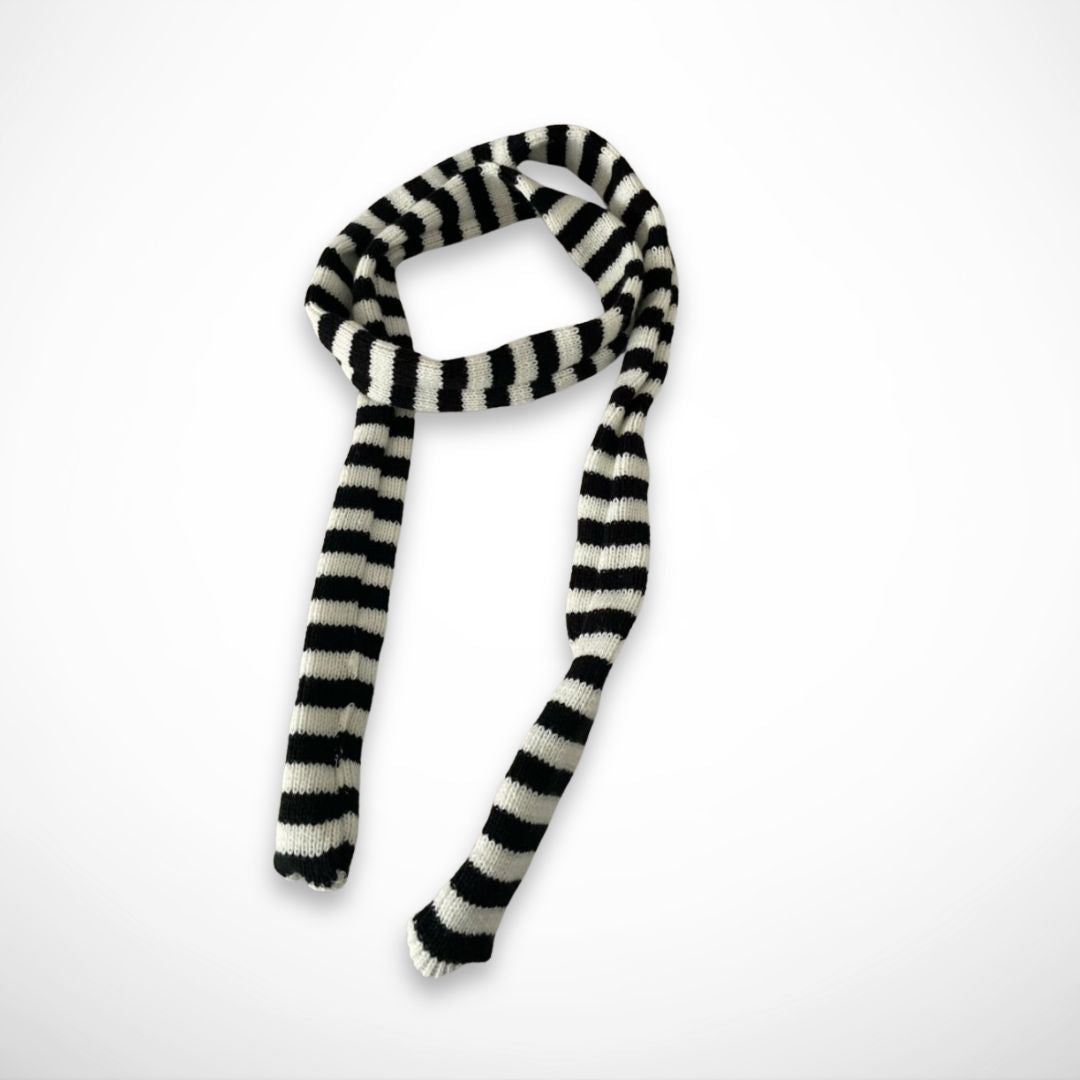 Écharpe étroite rayée Tove – Maille bicolore douce et graphique
