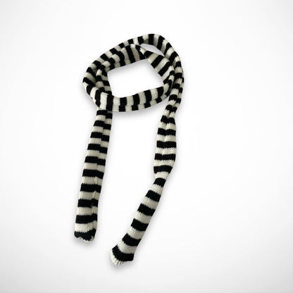 Tove-Schal mit schmalen Streifen – Weicher, grafischer zweifarbiger Strick