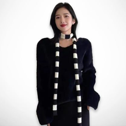 Tove-Schal mit schmalen Streifen – Weicher, grafischer zweifarbiger Strick