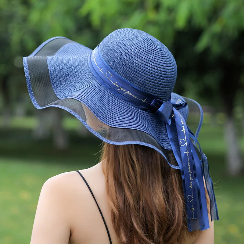 chapeau de soleil bleu avec bord en tulle et ruban