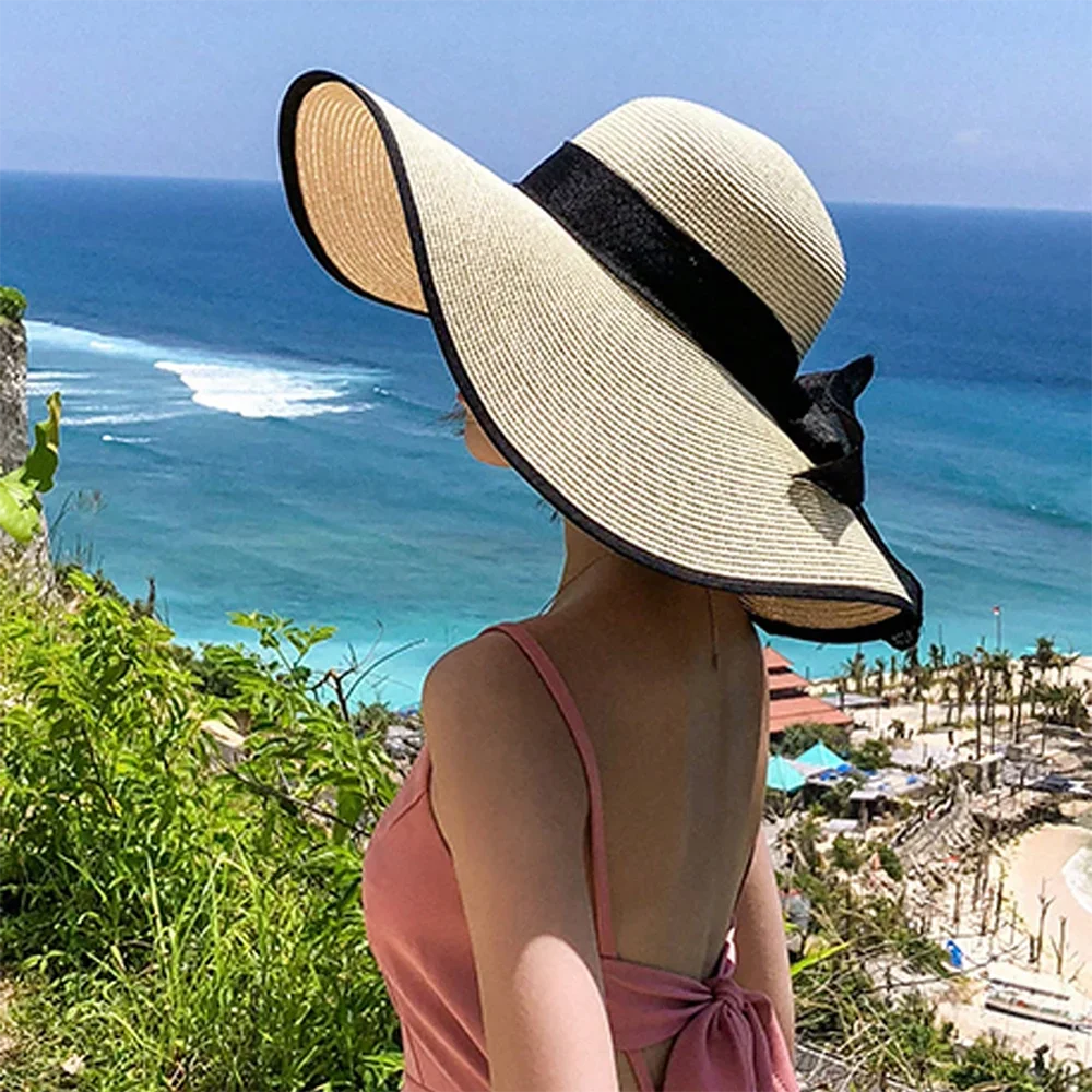 chapeau de paille à bord noir
