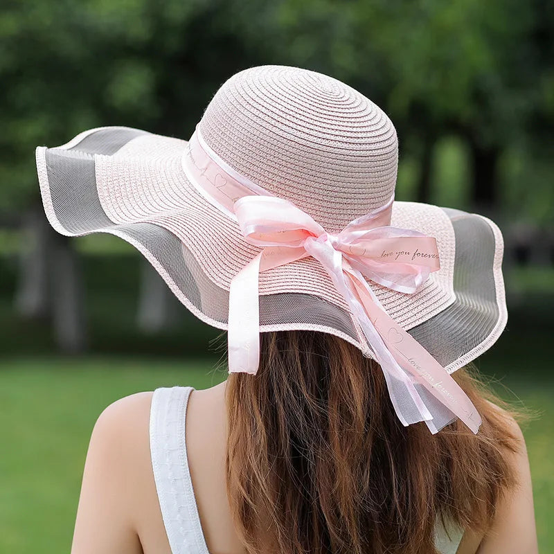 chapeau de soleil rose avec bord en tulle et ruban