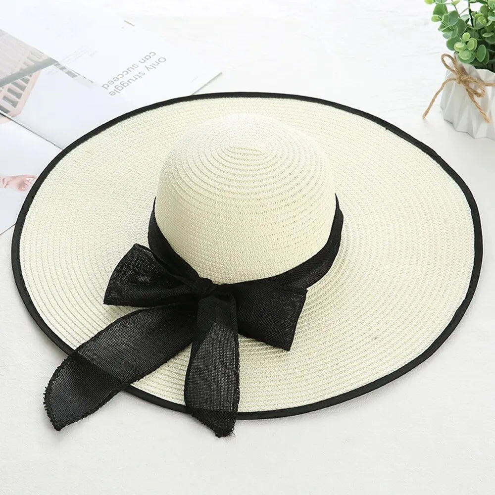 chapeau de paille blanc à bord noir