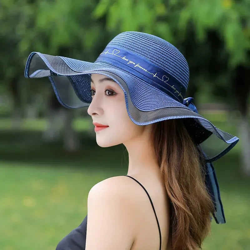 chapeau de soleil bleu avec bord en tulle et ruban