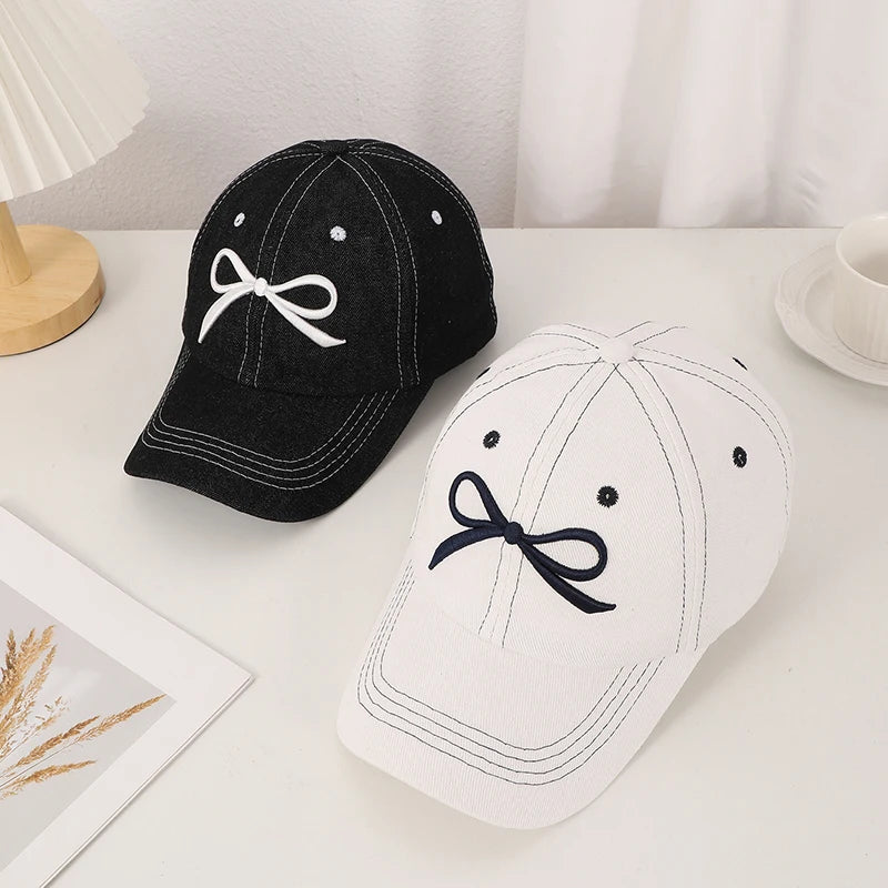 casquettes blanche et noire